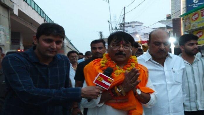 जनसुराज प्रत्याशी बिट्टू सिंह ने शिवपुरी इलाके में किया भ्रमण, आाशीर्वाद में की समर्थन की अपील  जनसुराज प्रत्याशी बिट्टू सिंह ने शिवपुरी इलाके में किया भ्रमण, आाशीर्वाद में की समर्थन की अपील