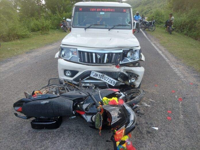 Giridih: बोलेरो और बाइक की आमने-सामने टक्कर, तीन गंभीर रूप से घायल