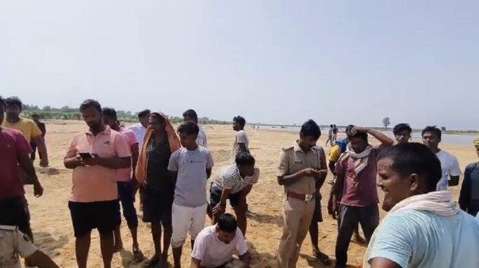 औरंगाबाद के सोन नदी में नाव पलटी, 17 लोग थे सवार, 10 लोग तैर कर निकले, एक किशोरी का शव मिला, 6 लापता