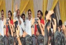 चुनाव प्रचार में मंच से गिरे बाहुबली अनंत सिंह, मची भगदड़ चुनाव प्रचार में मंच से गिरे बाहुबली अनंत सिंह, मची भगदड़
