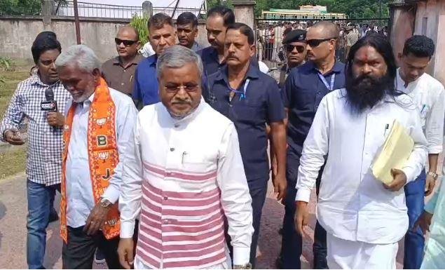 घाटशिला उपचुनाव: भाजपा प्रत्याशी बाबूलाल सोरेन ने भरा नामांकन, एनडीए की एकजुटता का दिखा प्रदर्शन