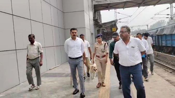 bokaro railway area manager छठ पूजा: रेलवे ने यात्रियों की सुविधा के लिए की विशेष तैयारियां, बोकारो रेलवे ARM ने लिया रेलवे स्टेशन का जायजा