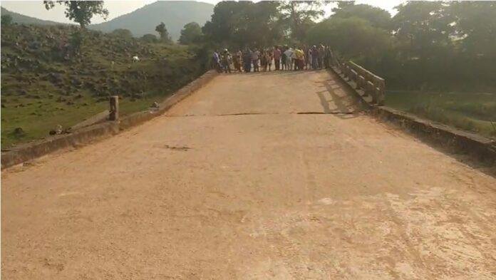 bridge collapsed Lohardaga: कोयल नदी पुल धंसा, हनहट–खरता गांवों का संपर्क टूटा, वाहनों की आवाजाही बंद