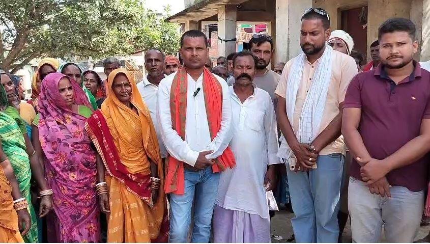 अलीनगर से मैथिली ठाकुर की उम्मीदवारी पर स्थानीय मतदाताओं में रोष-बाहरी बनाम लोकल का दिया नारा, कार्यकर्ता दे रहे चेतावनी 2 22Scope News d4 1 22Scope News