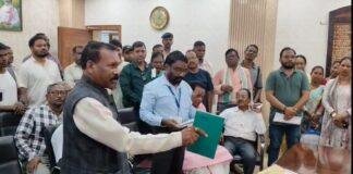 Chaibasa: डीसी ऑफिस में भिड़े पूर्व मुख्यमंत्री और उपायुक्त, जानिए क्यों हुई दोनों में नोकझोंक Chaibasa