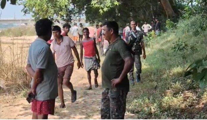 Sarath: अजय नदी पुल के पास पेड़ से लटकता मिला युवक का शव, इलाके में सनसनी