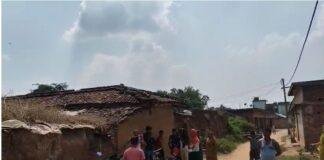 सहायक अभियंता पर फूटा ग्रामीणों का गुस्सा, मनमाना फाइन लगाने और झूठा FIR दर्ज करने का आरोप सहायक अभियंता पर फूटा ग्रामीणों का गुस्सा, मनमाना फाइन लगाने और झूठा FIR दर्ज करने का आरोप
