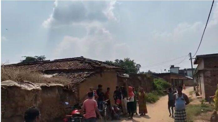 deoghar सहायक अभियंता पर फूटा ग्रामीणों का गुस्सा, मनमाना फाइन लगाने और झूठा FIR दर्ज करने का आरोप