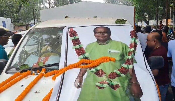 Dhanbad: अधिवक्ता कंसारी मंडल के निधन पर कोर्ट परिसर में दी गई श्रद्धांजलि