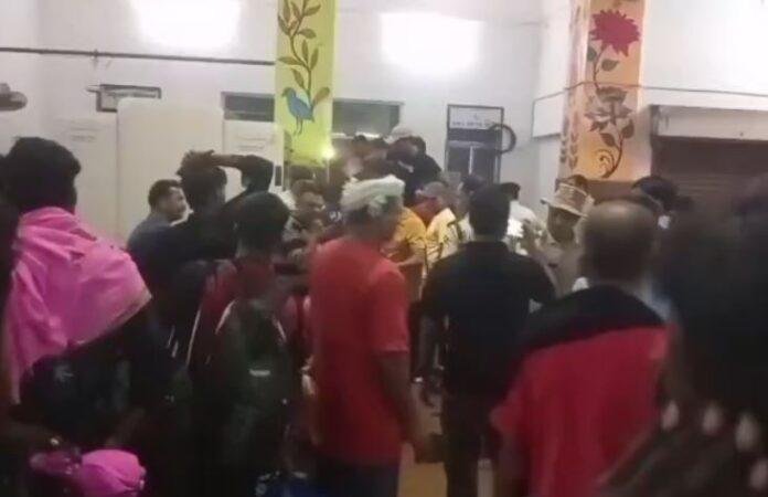 Dhanbad: रेलवे स्टेशन पर लगेज स्कैनिंग मशीन में फंसा बच्चे का हाथ, एक घंटे की मशक्कत के बाद बची जान