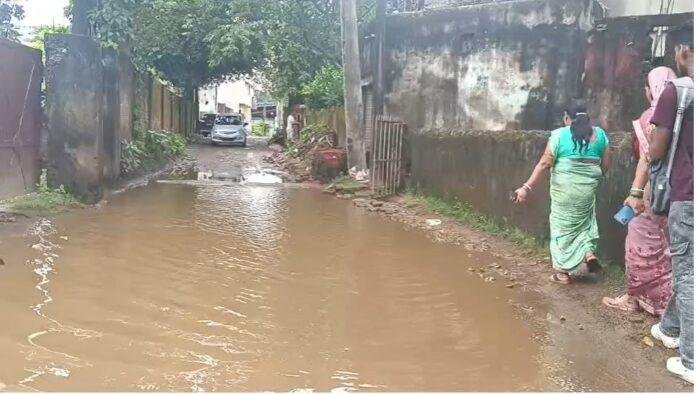 आईटीआई मोड़ गैस गोदाम गली में जलजमाव, निगम की लापरवाही पर भड़के लोग