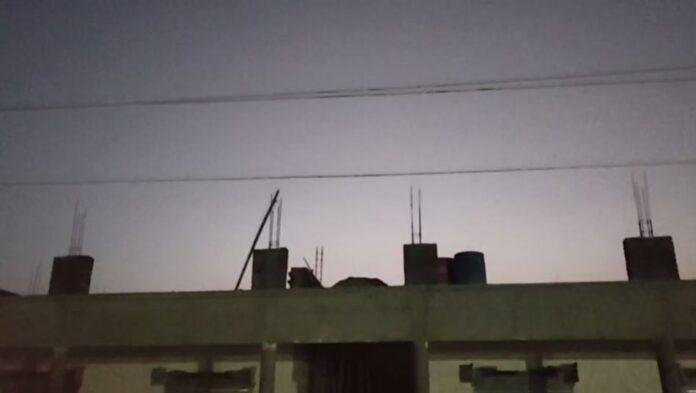 बिजली विभाग की लापरवाही ने ली मजदूर की जान, 11 हजार वोल्ट के झुलते तार से हुआ हादसा, ग्रामीणों में आक्रोश