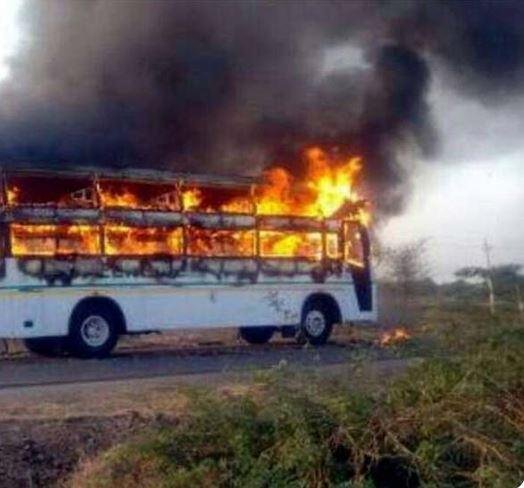 fire in bus रांची-लोहरदगा हाईवे पर चलती बस में अचानक लगी आग, 40 से अधिक यात्री बाल-बाला बचे