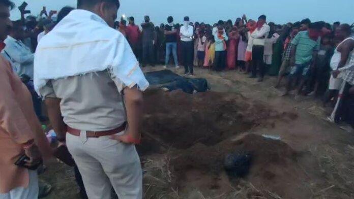 Garhwa: अविवाहित नाबालिग बेटी के मां बनने से गुस्साए पिता ने बेटी और नवजात को उतारा मौत के घाट