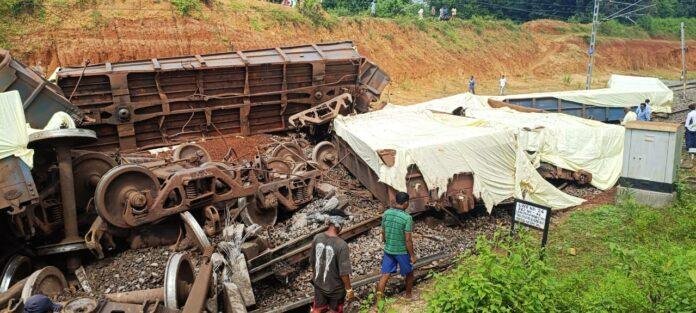 goods train accident राउरकेला–रांची रेलखंड पर बड़ा हादसा: बानो के पास मालगाड़ी के 10 डिब्बे पटरी से उतरे, रेल सेवा ठप