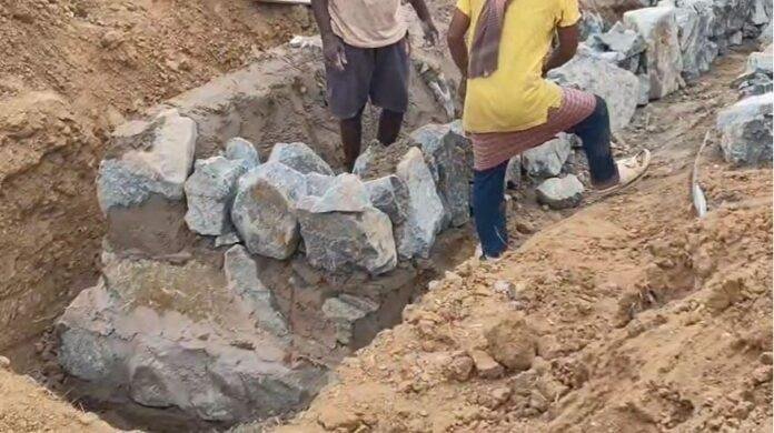 gram sadak yojna Sarath: मुख्यमंत्री ग्राम सड़क योजना में घटिया निर्माण कार्य पर ग्रामीणों का आक्रोश