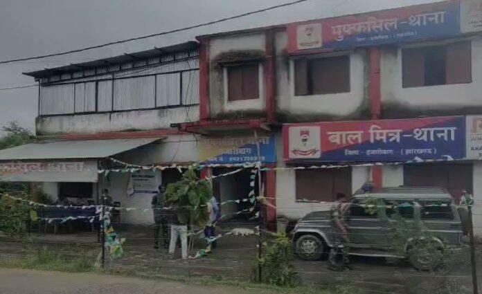 बाबूलाल मरांडी के पुत्रवधू के साथ बदसलूकी मामले में अमृत नगर पूजा पंडाल के लोग पहुंचे थाने..