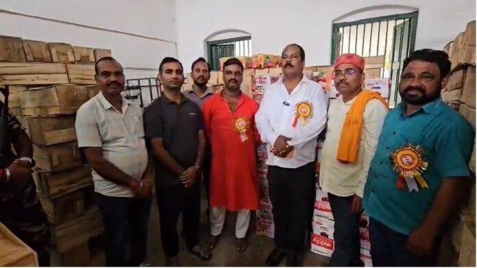hazaribagh news छठ पर महंगाई पर ‘ब्रेक’: हजारीबाग में हुआ अनोखे बाजार का आयोजन, 65 लाख की पूजा सामग्रियां नो-प्रॉफिट-नो-लॉस पर उपलब्ध