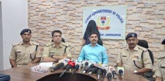 Jamshedpur: कुख्यात अपराधी रिंकू सेठ उर्फ सौरभ शर्मा जयपुर से गिरफ्तार, कई मामलों का था मास्टरमाइंड Jamshedpur: कुख्यात अपराधी रिंकू सेठ उर्फ सौरभ शर्मा जयपुर से गिरफ्तार, कई जघन्य मामलों का था मास्टरमाइंड