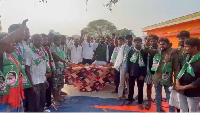jmm माले-भाजपा छोड़ कई कार्यकर्ताओं ने थामा झामुमो का दामन, झामुमो नेता शत्रुघ्न प्रसाद मंडल ने किया स्वागत