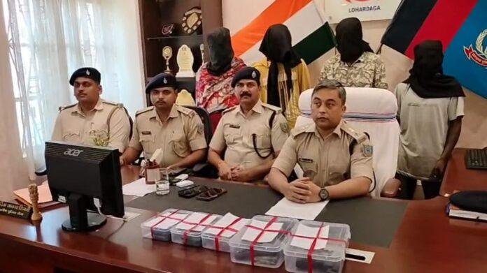 Lohardaga: हथियारों के साथ चार अपराधी गिरफ्तार, चोरी का सामान बरामद