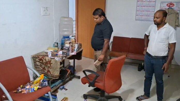 Dhanbad: डेयरी दुकान में छापेमारी, भारी मात्रा में गुटखा और सिगरेट जब्त