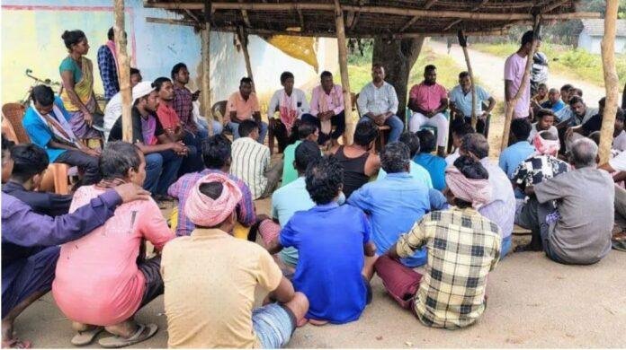 meeting आदिवासी प्रेमी जोड़े को लव मैरिज करने की मिली सजा, किया गया सामाजिक बहिष्कार, गांव में शुद्धिकरण का आदेश