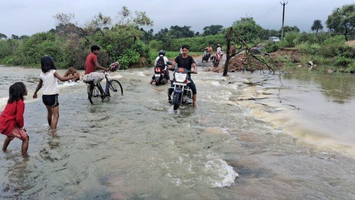 Jamtara: NH-419 पर अधूरा पुल बना खतरा, बारिश में डूबा डायवर्सन, बढ़ा हादसे का खतरा