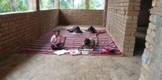 अधूरे भवन में पढ़ाई करने को मजबूर छात्र, जर्जर स्कूल बिल्डींग पर प्रशासन बना मूकदर्शक