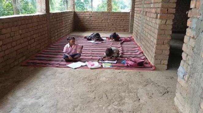 अधूरे भवन में पढ़ाई करने को मजबूर छात्र, जर्जर स्कूल बिल्डींग पर प्रशासन बना मूकदर्शक