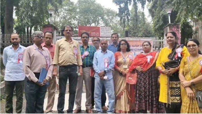 protest भारतीय डाक सेवा को पुनर्जीवित करने की उठी मांग, अखिल भारतीय उपभोक्ता उत्थान संगठन ने दिया धरना
