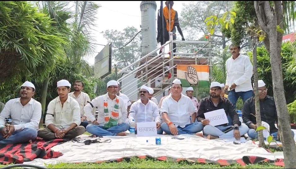 कांग्रेस कार्यकर्ताओं ने जिलाध्यक्ष संतोष सिंह के खिलाफ शुरू किया सत्याग्रह