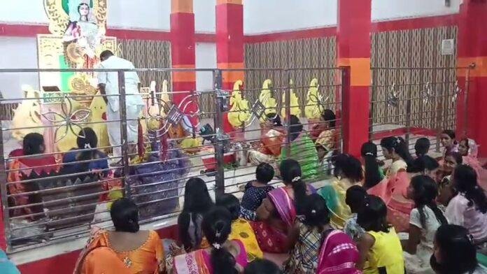 Ramgarh: शरद पूर्णिमा पर बांग्ला समाज ने धूमधाम से मनाया कोजागोरी लोक्खी पूजा