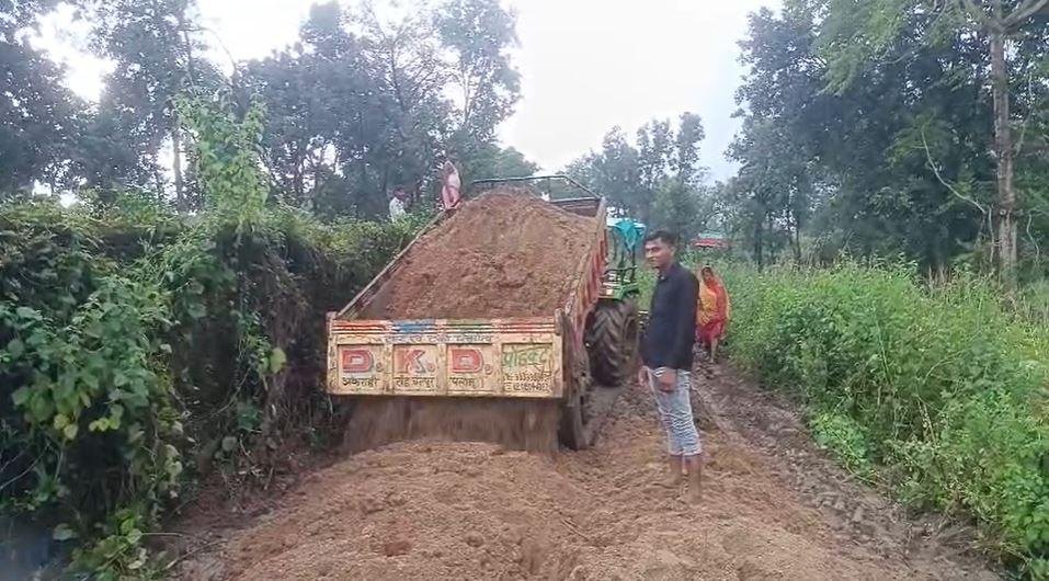 गढ़वा: डोनादाग गांव में ग्रामीणों की शिकायत पर पुर्व मुखिया ने निजी खर्च से कराया सड़क निर्माण