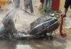 Bokaro Fire Accident : शॉर्ट सर्किट से स्कूटी जलकर खाक, दो घरों के दरवाजे भी क्षतिग्रस्त Bokaro Fire Accident: शॉर्ट सर्किट से स्कूटी जलकर खाक, दो घरों के दरवाजे भी क्षतिग्रस्त