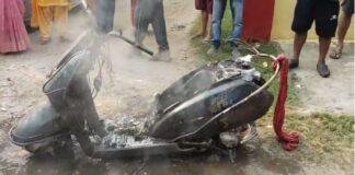 Bokaro Fire Accident : शॉर्ट सर्किट से स्कूटी जलकर खाक, दो घरों के दरवाजे भी क्षतिग्रस्त Bokaro Fire Accident: शॉर्ट सर्किट से स्कूटी जलकर खाक, दो घरों के दरवाजे भी क्षतिग्रस्त