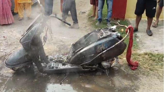 scooty caught fire Bokaro Fire Accident: शॉर्ट सर्किट से स्कूटी जलकर खाक, दो घरों के दरवाजे भी क्षतिग्रस्त