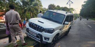अनियंत्रित स्कॉर्पियो डिवाइडर से टकराई, बाल-बाल बचे लोग