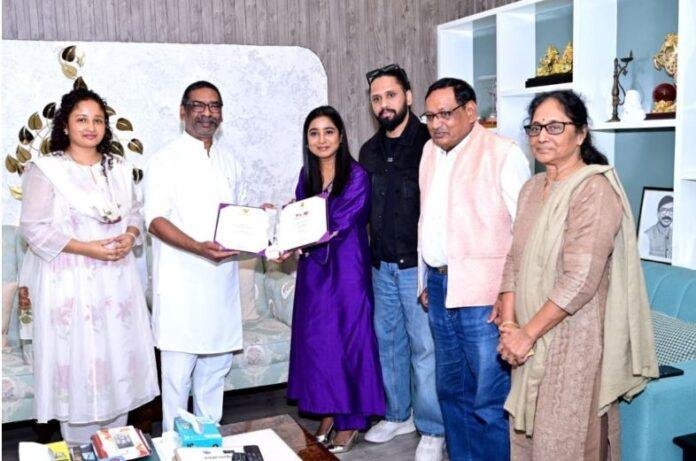 shilpa rao with cm झारखंड स्थापना दिवस समारोह में शिल्पा राव अपनी आवाज से बांधेंगी समा, 15-16 नवंबर को देंगी प्रस्तुति, स्थानीय कलाकार भी होंगे शामिल