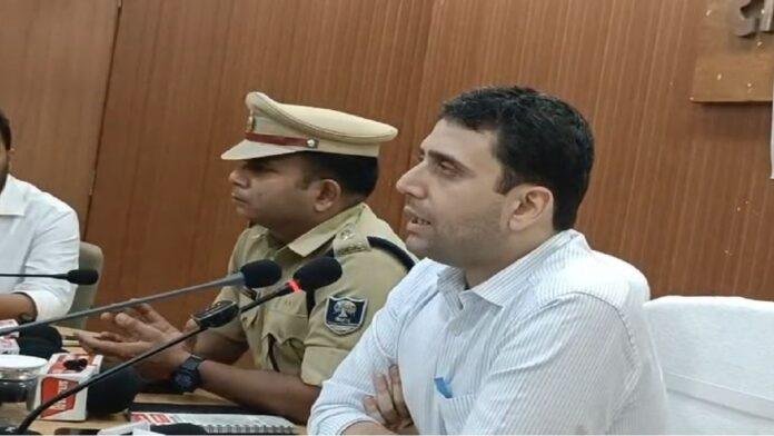 सीतामढ़ी निष्पक्ष, शांतिपूर्ण एवं भयमुक्त मतदान के लिए जिला प्रशासन पूरी तरह तैयार — डीएम, एसपी सीतामढ़ी निष्पक्ष, शांतिपूर्ण एवं भयमुक्त मतदान के लिए जिला प्रशासन पूरी तरह तैयार — डीएम, एसपी