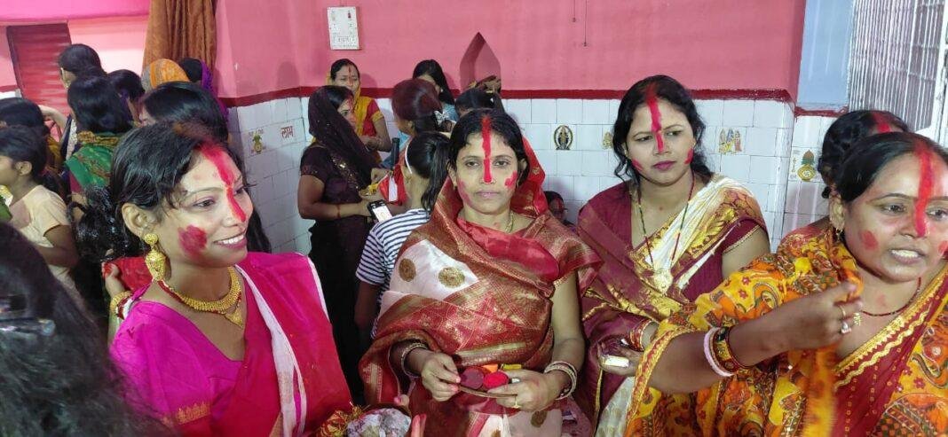 Dhanbad: सिंदूर खेला के साथ दुर्गा पूजा संपन्न