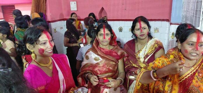 sindoor khela Dhanbad: सिंदूर खेला के साथ दुर्गा पूजा संपन्न