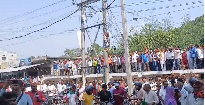 तेघरा नामांकन को पहुँचे जेडीयू - कांग्रेस समर्थकों मे भिड़ंत, मची अफरातफरी, पुलिस ने चटकाई लाठी 3 22Scope News te4 22Scope News