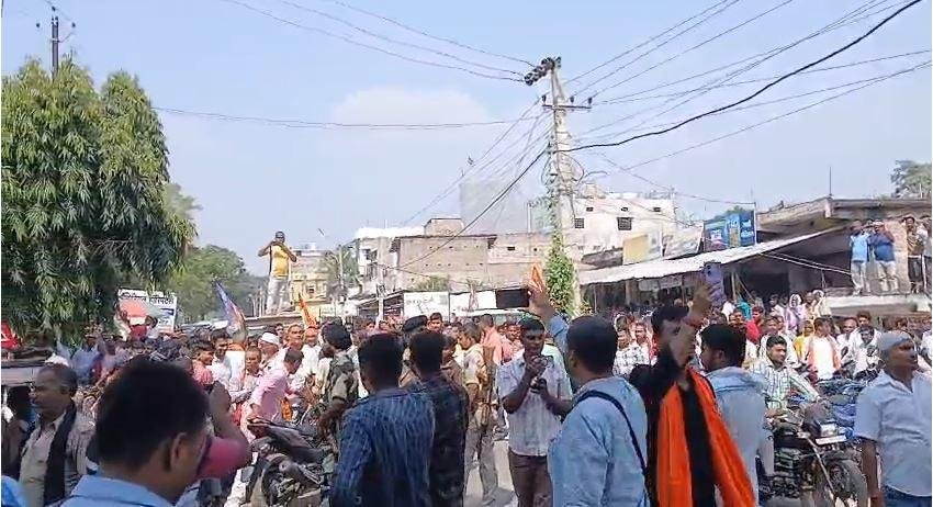 तेघरा नामांकन को पहुँचे जेडीयू - कांग्रेस समर्थकों मे भिड़ंत, मची अफरातफरी, पुलिस ने चटकाई लाठी 2 22Scope News te5 22Scope News