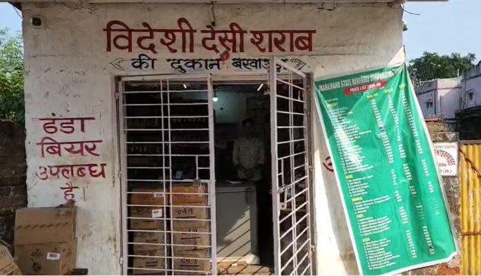 त्योहारों की रौनक के बीच वारदात: शराब दुकान से लाखों की चोरी, CCTV की हार्ड डिस्क भी ले उड़े चोर