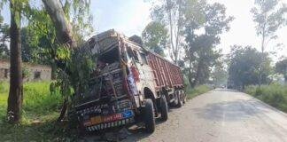 अनियंत्रित कोयला लदा ट्रक पेड़ से टकराया, चालक गंभीर रूप से घायल