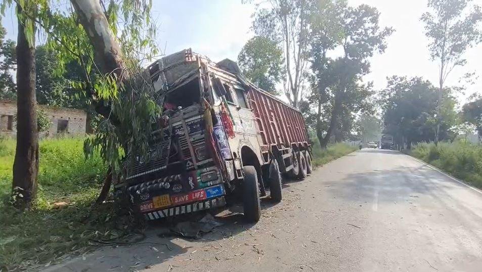 अनियंत्रित कोयला लदा ट्रक पेड़ से टकराया, चालक गंभीर रूप से घायल