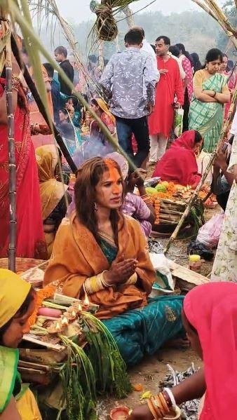 किन्नर की छठ भक्ति किन्नर की छठ भक्ति, छठ घाट पर दिखा अनोखा दृश्य..