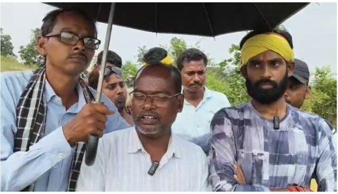 जिला परिषद सदस्य मिसिल हांसदा और जेएलकेएम के नेता अरुण महतो कोलियरी विस्थापितों में आक्रोश, सड़क-चेकडैम निर्माण की अनदेखी पर आंदोलन की तैयारी