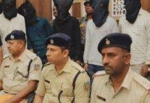 Deoghar: 4 करोड़ की बैंक डकैती का खुलासा, 5 लाख नगद और हथियार के साथ 11 अपराधी गिरफ्तार Deoghar